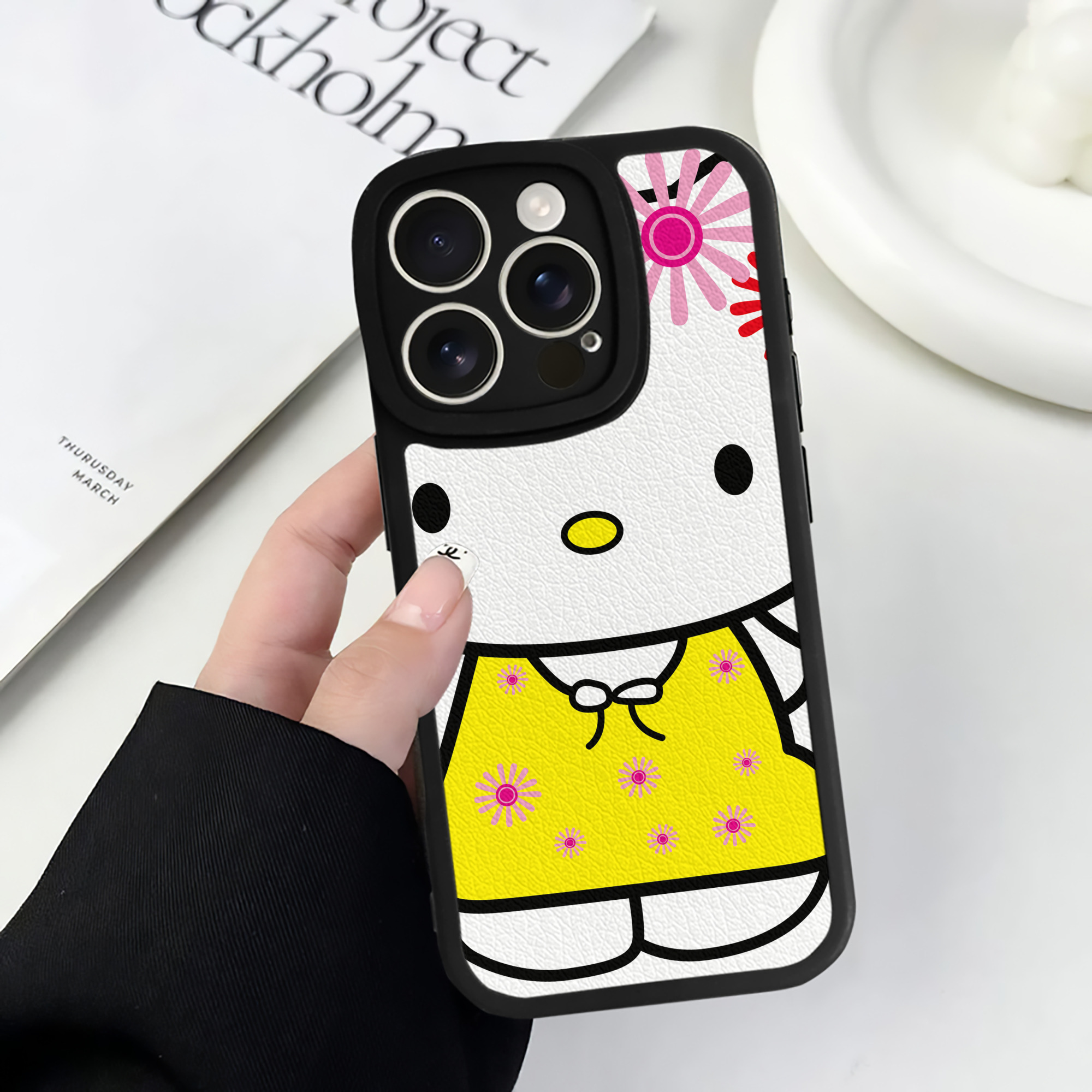（画像用） Hello Kitty ハローキティ 【iPhone 16シリーズ対応】シリコンスマホケース（レザー調） 材質：シリコン